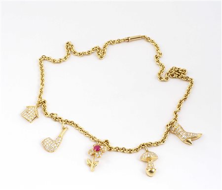 GIROCOLLO IN ORO GIALLO 18KT Con cinque charms soggetti diversi in oro,...