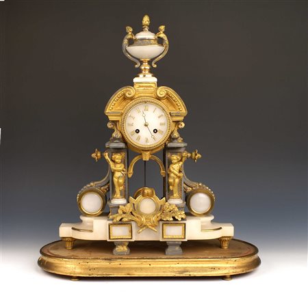 PENDOLA IN BRONZO DORATO E ALABASTRO Francia fine del XIX Sec. Quadrante...