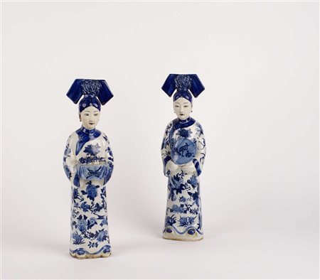 COPPIA DI FIGURE FEMMINILI Cina In porcellana bianca e blu H. 32 cm.