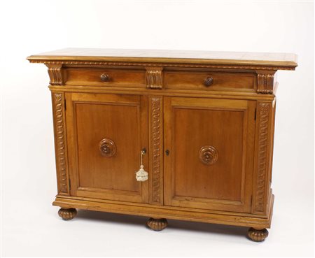 CREDENZA IN NOCE INTAGLIATO prima meta' del XX Sec. Piano rettangolare con...