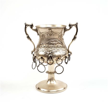 COPPA IN ARGENTO CON INTERNO IN VERMEIL Glasgow, 1869 H. cm. 19 Peso 386 gr.