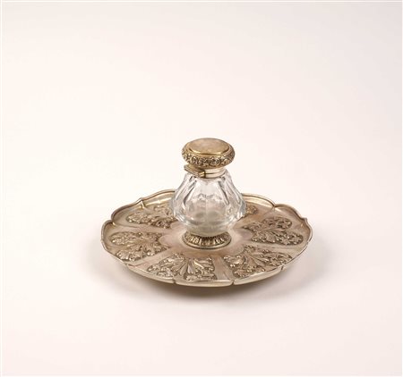 CALAMAIO IN ARGENTO Londra 1891 Con ampolla in vetro molato poggiante su...