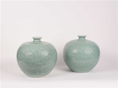 COPPIA DI VASI A BOCCIA Cina In porcellana a smalto celadon decorata a motivi...