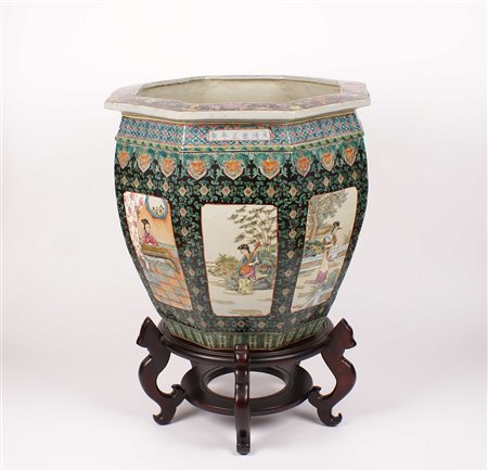 VASO PER PESCI DI FORMA OTTAGONALE Cina In porcellana dipinta in policromia a...