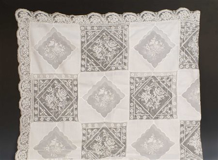 ANTICA TOVAGLIA IN LINO RICAMATA Completa di dodici tovaglioli Dim. 276x170 cm.