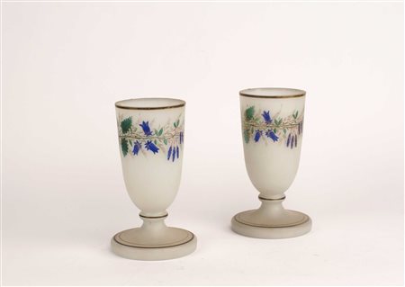 COPPIA DI VASI IN OPALINA BIANCA Francia fine del XIX Sec. Dipinti in...