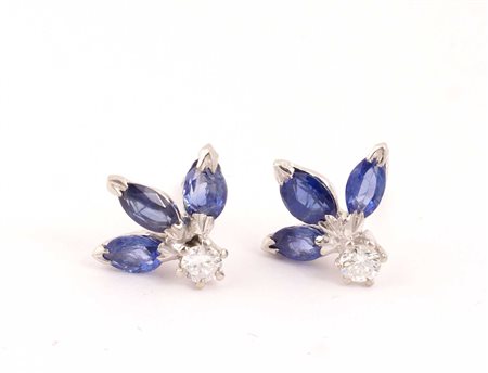 ORECCHINI A MOTIVO FLOREALE IN ORO BIANCO 18KT Con due diamanti taglio...