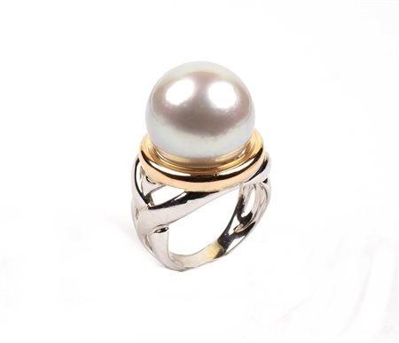 ANELLO CON UNA PERLA AUSTRALIANA DI MM.16 Montata in oro bianco e rosso 18kt...