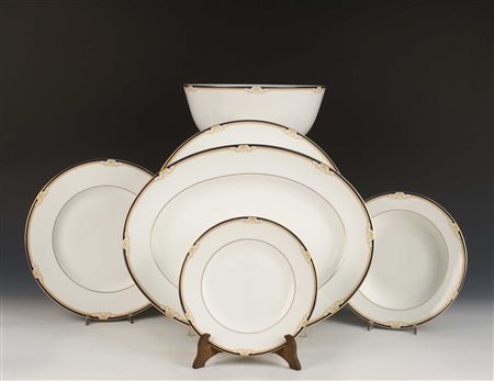 SERVIZIO DI 39 PIATTI IN PORCELLANA Wedgwood Inghilterra Modello "Cavendish",...