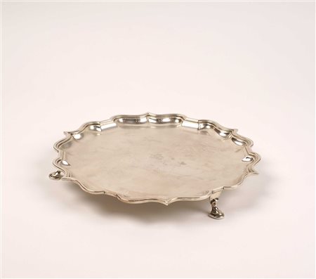 SALVER IN ARGENTO GIORGIO V Londra 1934 Con profilo smerlato e poggiante su...