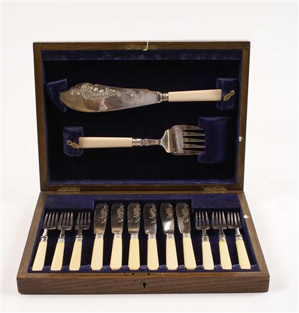 SERVIZIO POSATE DA PESCE IN SHEFFIELD Londra 1921 Composto da 6 forchette, 6...