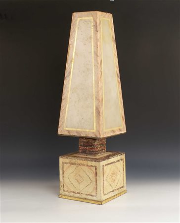 PARTICOLARE LAMPADA IN SCAGLIOLA Dipinta in policromia con relativo paralume...