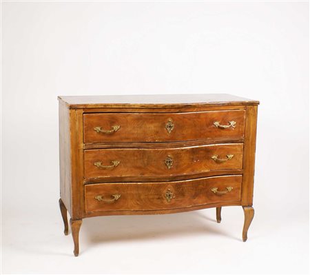 CASSETTONE DI LINEA MOSSA IN NOCE Italia XIX Sec. Piano sagomato con tre...