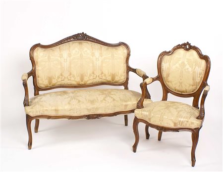 DIVANETTO E POLTRONA IN NOCE Italia, vecchia manifattura Intagliato con...