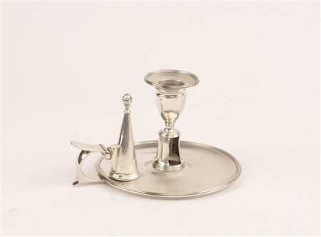 BUGIA IN ARGENTO A CORPO LISCIO Londra, Giorgio III 1813 Con spegni moccolo...