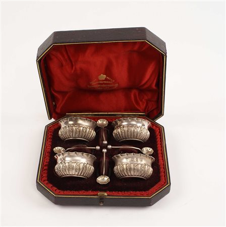 SET DI QUATTRO SALIERINE IN ARGENTO Birmingham, 1893 Con relativi cucchiaini,...
