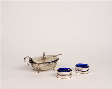 LOTTO IN ARGENTO manifattura italiana Composto da una formaggiera e da una...