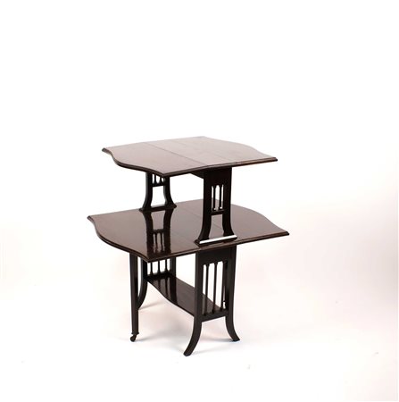 TAVOLINO IN MOGANO Inghilterra XIX Sec. A tre ripiani con alette apribili,...