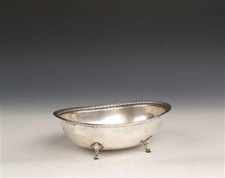 CENTROTAVOLA IN ARGENTO manifattura italiana Di forma ovale poggiante su...