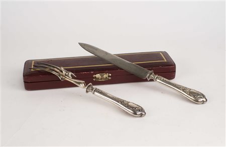 SET POSATE PER ARROSTO Con manici in argento sbalzato, entro astuccio