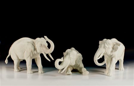 TRE ELEFANTI IN PORCELLANA BIANCA Germania XX Sec. Fogge e misure diverse
