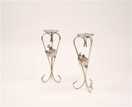 COPPIA DI CANDELIERI IN ARGENTO Italia, Firenze Decorati a motivo di foglia...