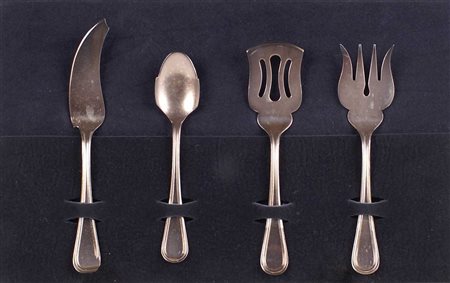 SET DI QUATTRO POSATE DA PORTATA IN ARGENTO Entro astuccio Peso 100 gr.