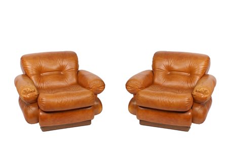 COPPIA DI POLTRONE anni '70 Interamente imbottite e rivestite in pelle,...
