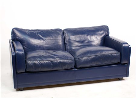 DIVANO FRAU A DUE POSTI Modello "Socrate" in pelle nella tonalità del blu...