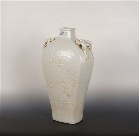 VASO IN PORCELLANA BIANCA Cina Con decorazioni in rilievo ed anse a motivi di...