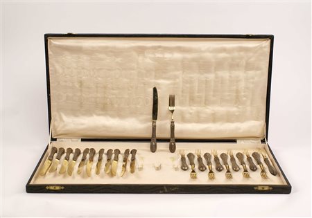 SERVIZIO POSATE DA DESSERT primi anni del XX Sec. Con manici in argento,...