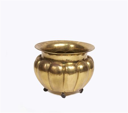 GRANDE CACHEPOT In metallo dorato e baccellato provvisto di rotelle, d. cm....