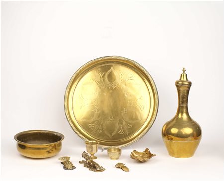 LOTTO DI DODICI OGGETTI IN OTTONE Fogge e manifatture diverse