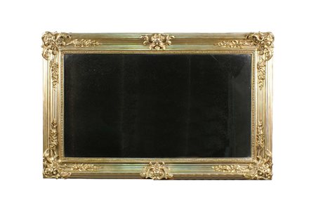 SPECCHIERA CON CORNICE IN LEGNO Di forma rettangolare dorato a mecca,...