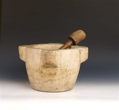 ANTICO MORTAIO IN MARMO Con pestello in legno Dim. 23x38 cm.