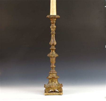 TORCIERE IN LEGNO DORATO ED INTAGLIATO Roma XIX secolo Poggiante su base...