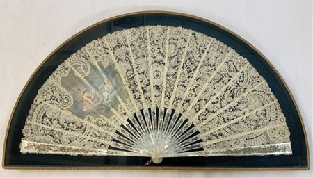 Ventaglio in cornice con pagina in pizzo di Bruges e una parte in bisso di seta