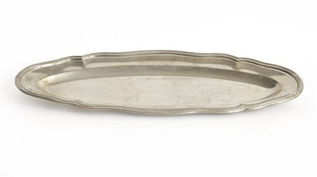 Pescera in argento di forma ovale con bordo sagomato e scanalato. Titolo 800 (g