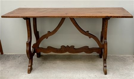 Tavolo "fratino" con sostegni a lira riuniti da traverse (cm 151x78x47) (difett