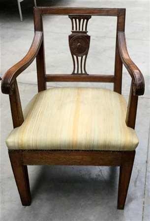 Poltroncina in legno con profili unghiati, schienale a giorno con cartella inta