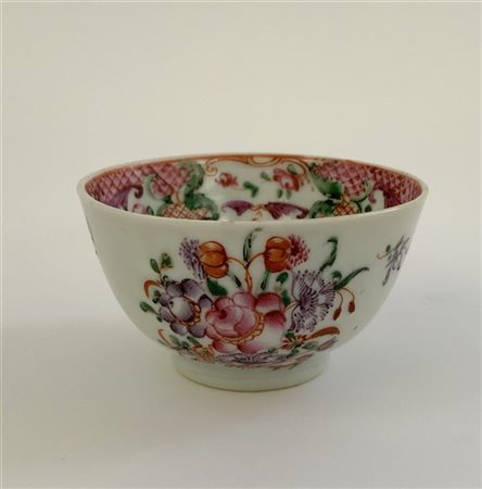 Tazzina in porcellana Famiglia Rosa a decoro floreale
Cina export, secolo XVIII