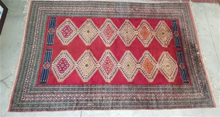 Tappeto Pakistano, secolo XX.
Decoro con due file di medaglioni romboidali d’is