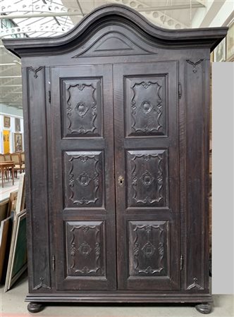 Armadio a due ante sul fronte e due laterali riquadrate e decorate da pannelli