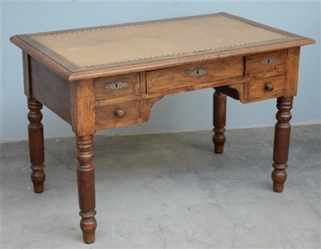 Scrittoio a cinque cassetti, gambe tornite, piano rivestito in finto cuoio (cm