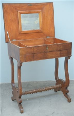 Tavolino da lavoro lastronato in noce e radica di noce, piano apribile celante