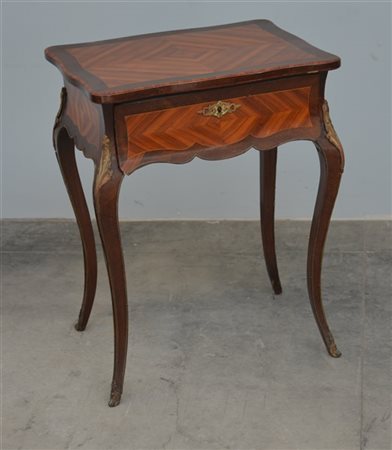 Tavolino da lavoro lastronato e filettato in legni diversi, piano apribile cela