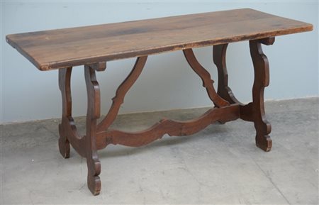 Antico tavolo fratino con gambe unite da traverse (cm170x80x66) (difetti)