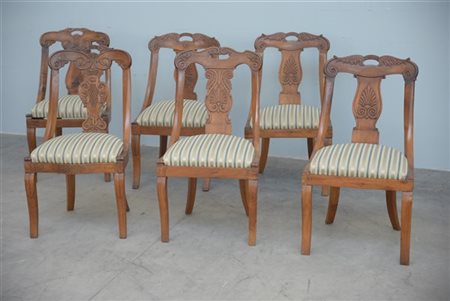 Lotto di sei sedie a gondola in noce con schienale a giorno e cartella intaglia