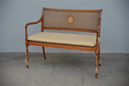 Divano in ciliegio con schienale e seduta incannucciati, gambe tornite (difetti