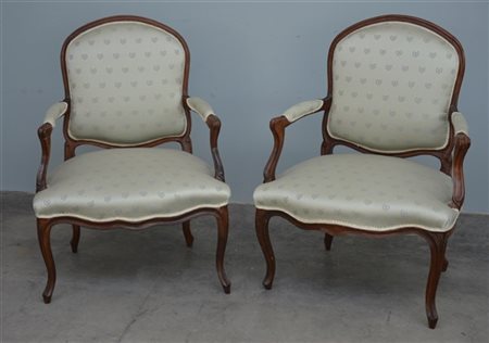 Coppia di poltrone con montanti, gambe e fascia sagomate e scanalate. Secolo XI